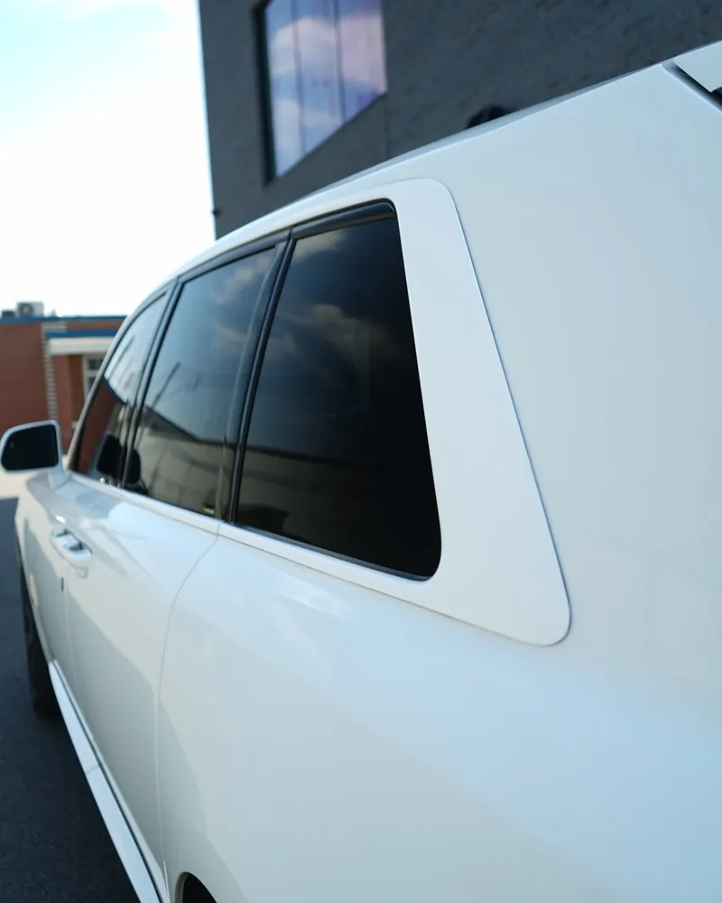Vitres latérales et lunette teintées d’un Rolls-Royce Cullinan blanc