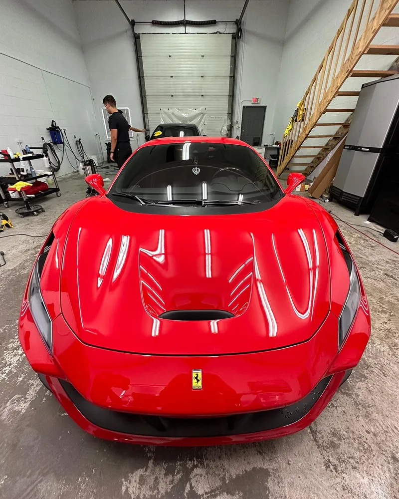 Ferrari F8 Tributo rouge vue de face dans l’atelier