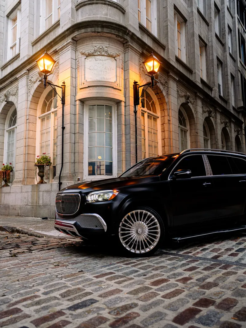 Mercedes-Maybach GLS 600 noir satiné devant un immeuble en pierre